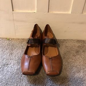 NWOT Pikolinos two-tone strap shoe